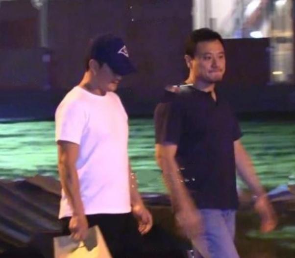 吴京疑为《战狼3》筹备意外暴露陋习，当街连吐四口浓痰太毁形象