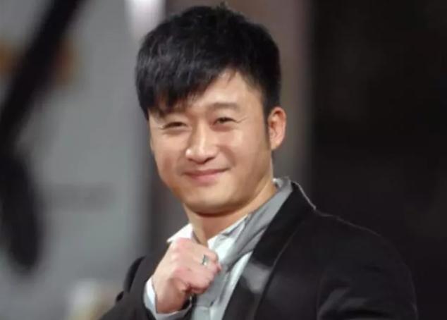 吴京疑为《战狼3》筹备意外暴露陋习，当街连吐四口浓痰太毁形象