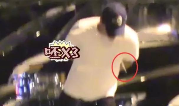 吴京疑为《战狼3》筹备意外暴露陋习，当街连吐四口浓痰太毁形象