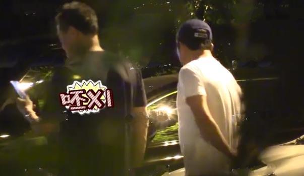 吴京疑为《战狼3》筹备意外暴露陋习，当街连吐四口浓痰太毁形象