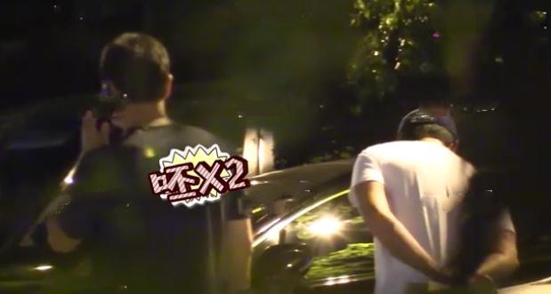 吴京疑为《战狼3》筹备意外暴露陋习，当街连吐四口浓痰太毁形象