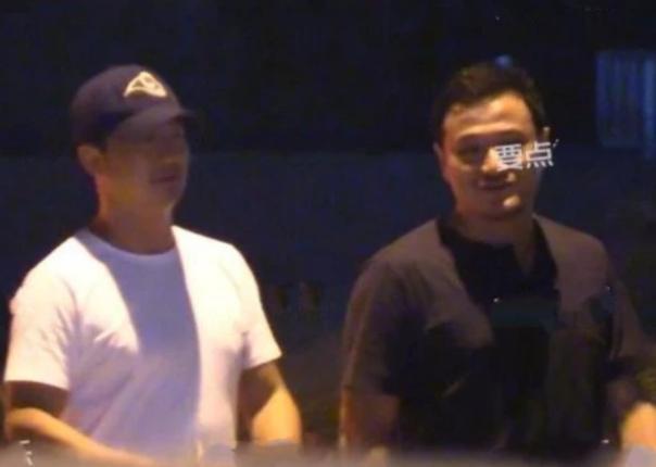 吴京疑为《战狼3》筹备意外暴露陋习，当街连吐四口浓痰太毁形象