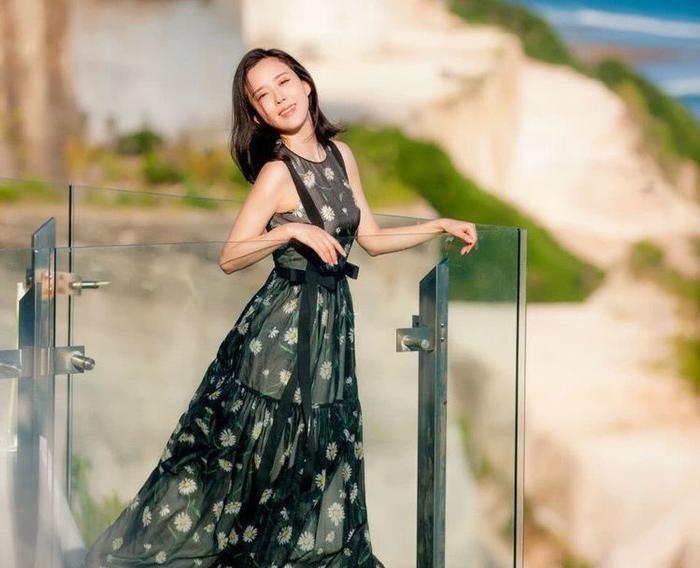 她是《宝莲灯》中的嫦娥，颜値与演技并存，今40岁仍貌美如花！