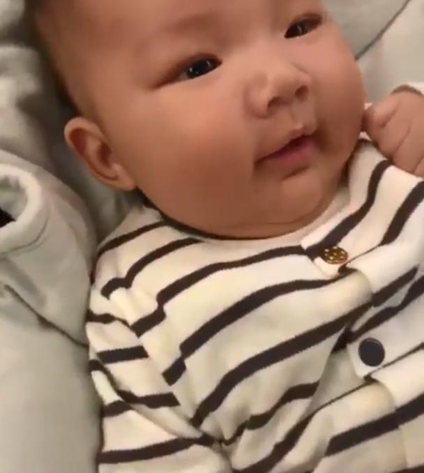王祖蓝女儿出生不足百日，李亚男晒小家伙近况，妈咪基因占据优势