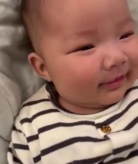 王祖蓝女儿出生不足百日，李亚男晒小家伙近况，妈咪基因占据优势