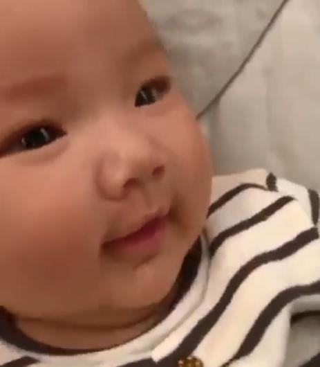 王祖蓝女儿出生不足百日，李亚男晒小家伙近况，妈咪基因占据优势