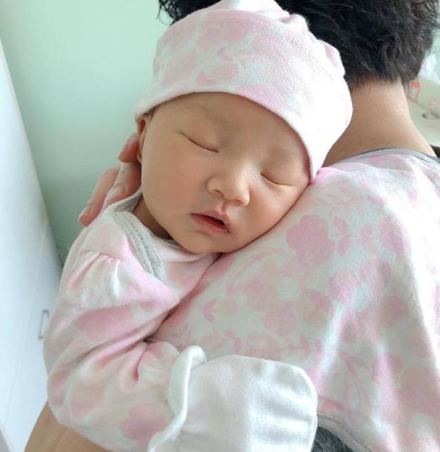 王祖蓝女儿出生不足百日，李亚男晒小家伙近况，妈咪基因占据优势