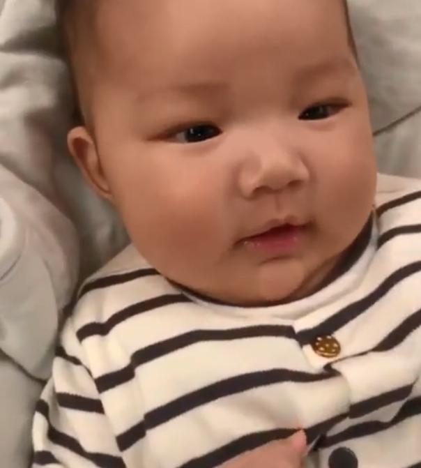 王祖蓝女儿出生不足百日，李亚男晒小家伙近况，妈咪基因占据优势