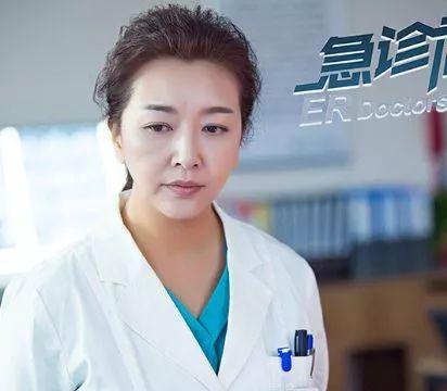 她是靳东第一任妻子，被强奸怨恨在心毒死丈夫，亲儿子送她进监狱