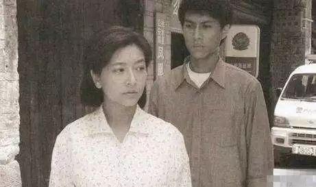 她是靳东第一任妻子，被强奸怨恨在心毒死丈夫，亲儿子送她进监狱