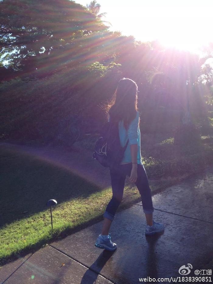 她是靳东第一任妻子，被强奸怨恨在心毒死丈夫，亲儿子送她进监狱