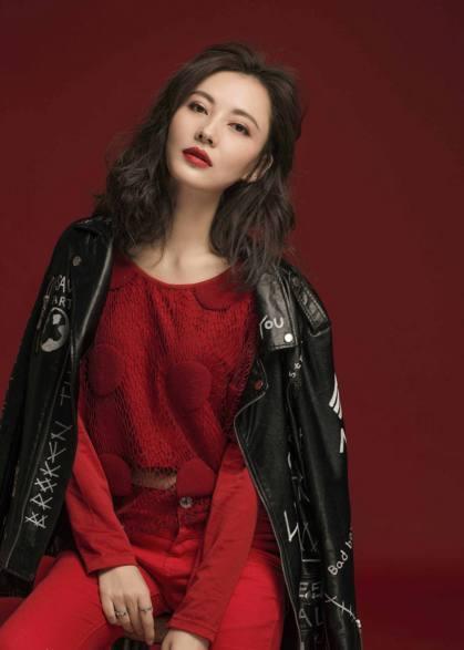 她是《陈二狗的妖孽人生》里二狗的干姐，现实中的她美得令人窒息