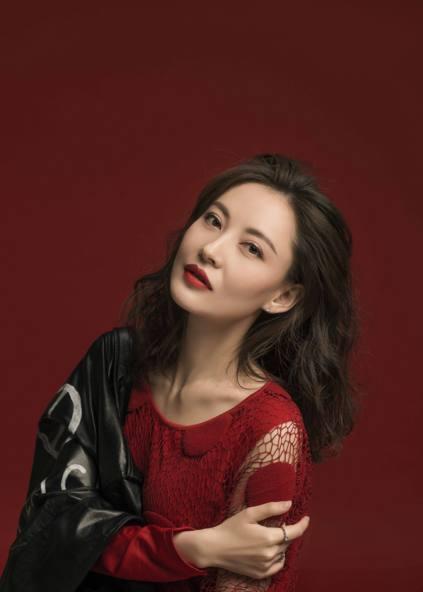 她是《陈二狗的妖孽人生》里二狗的干姐，现实中的她美得令人窒息