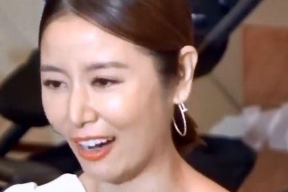 林心如女儿不舍得妈妈走，大喊：爸爸去赚奶粉钱！霍建华表情好逗