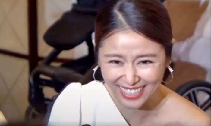 林心如女儿不舍得妈妈走，大喊：爸爸去赚奶粉钱！霍建华表情好逗