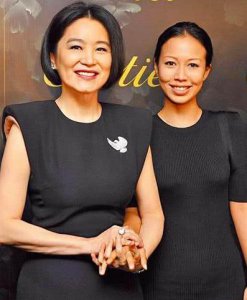 ​林青霞为3女儿拍照，邢嘉倩咧嘴显霸气，邢爱林邢言爱风格大不同