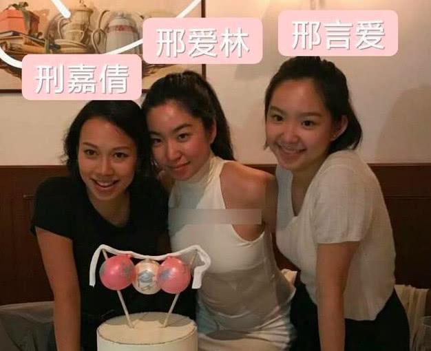 林青霞为3女儿拍照，邢嘉倩咧嘴显霸气，邢爱林邢言爱风格大不同