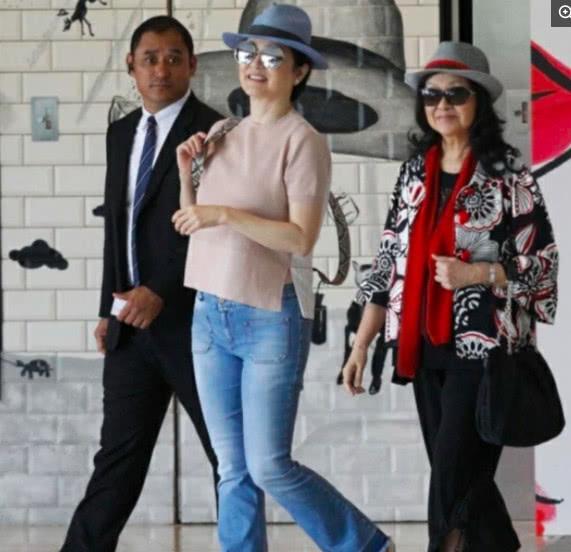 林青霞为3女儿拍照，邢嘉倩咧嘴显霸气，邢爱林邢言爱风格大不同