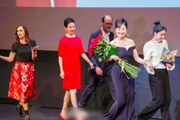 林青霞为3女儿拍照，邢嘉倩咧嘴显霸气，邢爱林邢言爱风格大不同