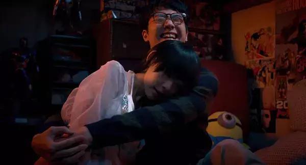 宅男救了几百年前的僵尸，亲了一下变成了绝世美女