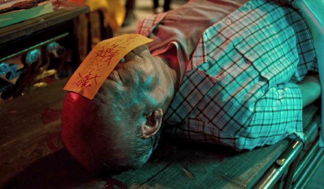 宅男救了几百年前的僵尸，亲了一下变成了绝世美女