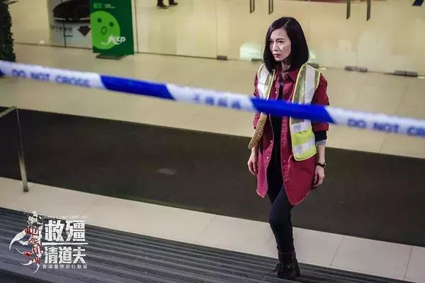 宅男救了几百年前的僵尸，亲了一下变成了绝世美女