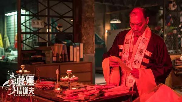 宅男救了几百年前的僵尸，亲了一下变成了绝世美女