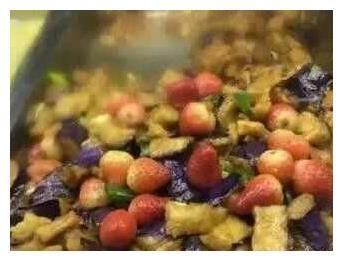 女生连拍四年大学饭菜，称好像没办法再继续更新了，网友们炸锅了