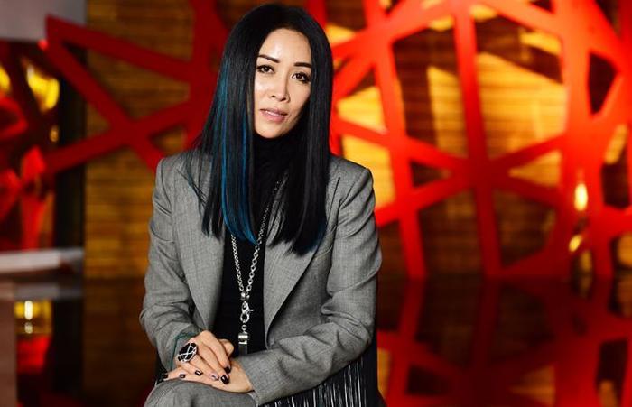 那英父亲和溥仪照片流出，实在是太像了，难道那英是慈禧的后人？