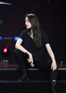 ​迪力热巴生日会造型惊艳，现场撕衣热舞，超A的热巴谁不喜欢？