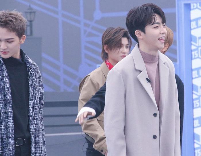 ninepercent生图，林彦俊帅气，朱正廷手里的东西亮了