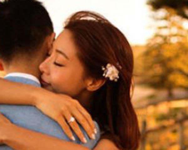 邓家佳被拍与老公亲密约会破离婚谣言，于岩个人资料起底！