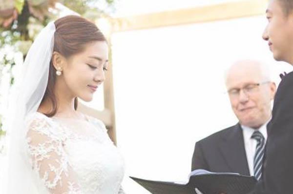 邓家佳被拍与老公亲密约会破离婚谣言，于岩个人资料起底！