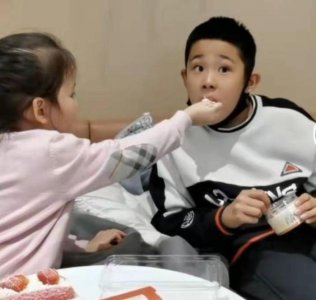 ​杜锋妻子晒一家近照，女儿暖心喂哥哥甜点，圆圆的大眼睛像爸爸