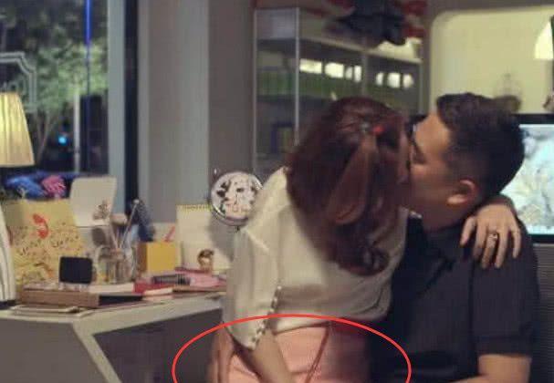 王晓晨和张嘉译接吻，上演激情“回手掏”，网友：这画面太污了