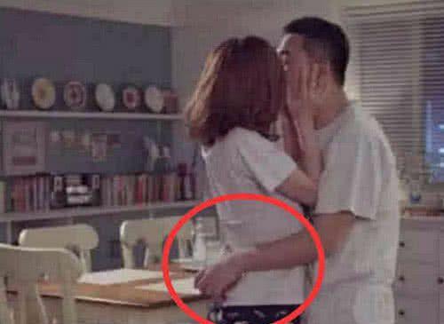 王晓晨和张嘉译接吻，上演激情“回手掏”，网友：这画面太污了