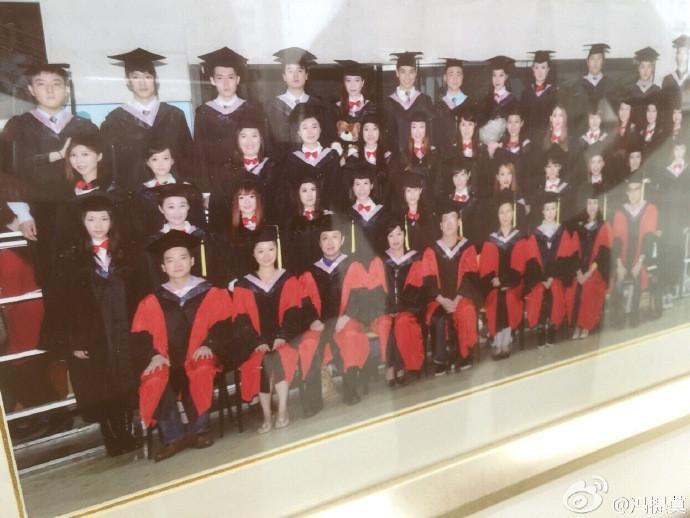 冯提莫接受母校“北师大”专访，毕业照里的她你还能找出来吗？