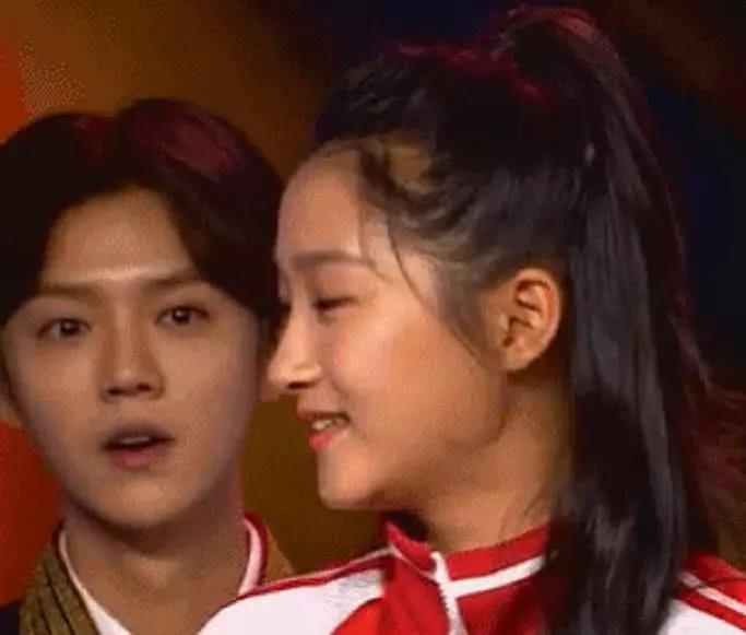 鹿晗有多爱关晓彤，从一个眼神就能发现，网友：满眼都是她