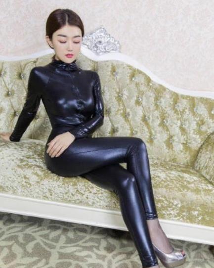 美女穿着紧身连体皮衣，尽显火辣好身材