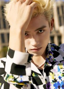 ​21岁陈飞宇金发造型惹争议！被嘲像低配吴亦凡，网友：不伦不类