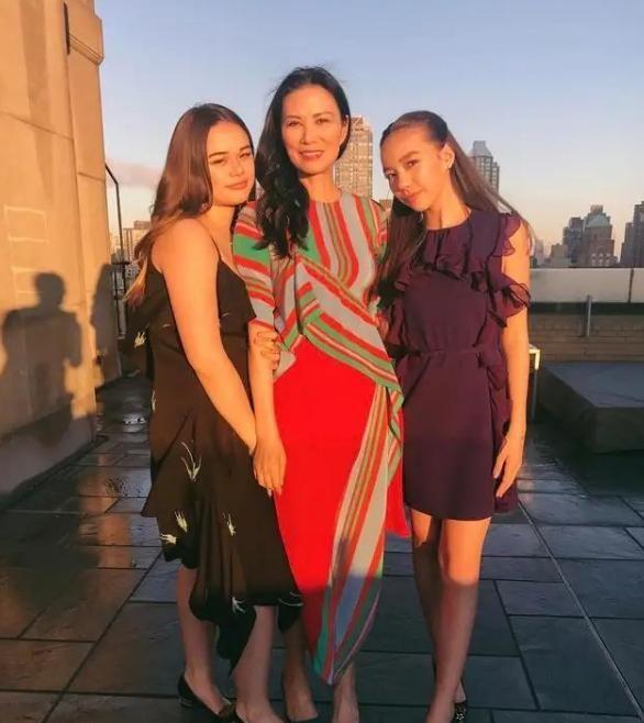 50岁邓文迪携女聚餐，穿粉衣吃大餐心情好