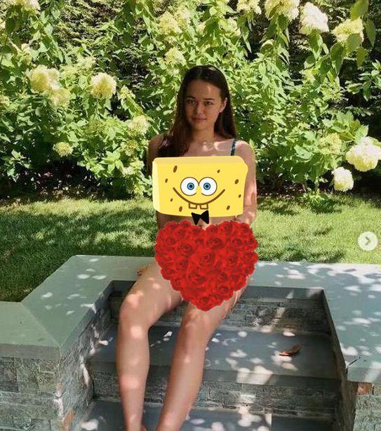 50岁邓文迪携女聚餐，穿粉衣吃大餐心情好