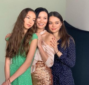 ​50岁邓文迪携女聚餐，穿粉衣吃大餐心情好