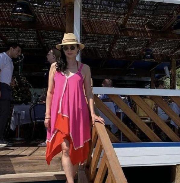 50岁邓文迪携女聚餐，穿粉衣吃大餐心情好