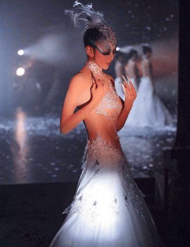 杨丽萍为舞台效果真实，衣服居然是画上去的，一切都是为了艺术