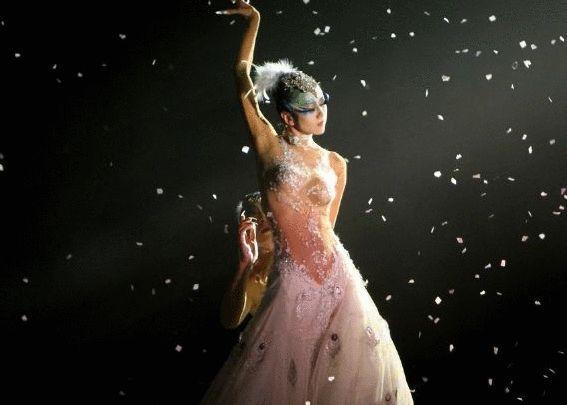 杨丽萍为舞台效果真实，衣服居然是画上去的，一切都是为了艺术