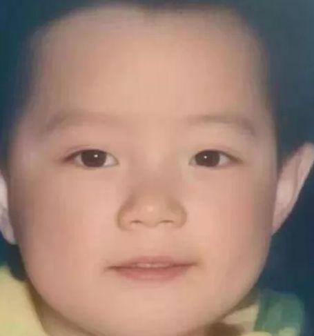 肖战童年照被疯传，看到清晰正面照的那一刻，女粉坐不住了