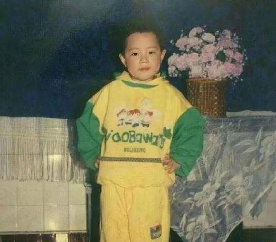肖战童年照被疯传，看到清晰正面照的那一刻，女粉坐不住了