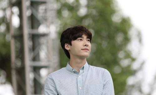 春晚之后，李易峰朱一龙再度合体庆生，31岁小公爷颜值依旧在线