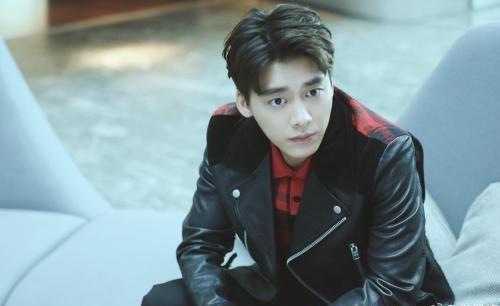 春晚之后，李易峰朱一龙再度合体庆生，31岁小公爷颜值依旧在线